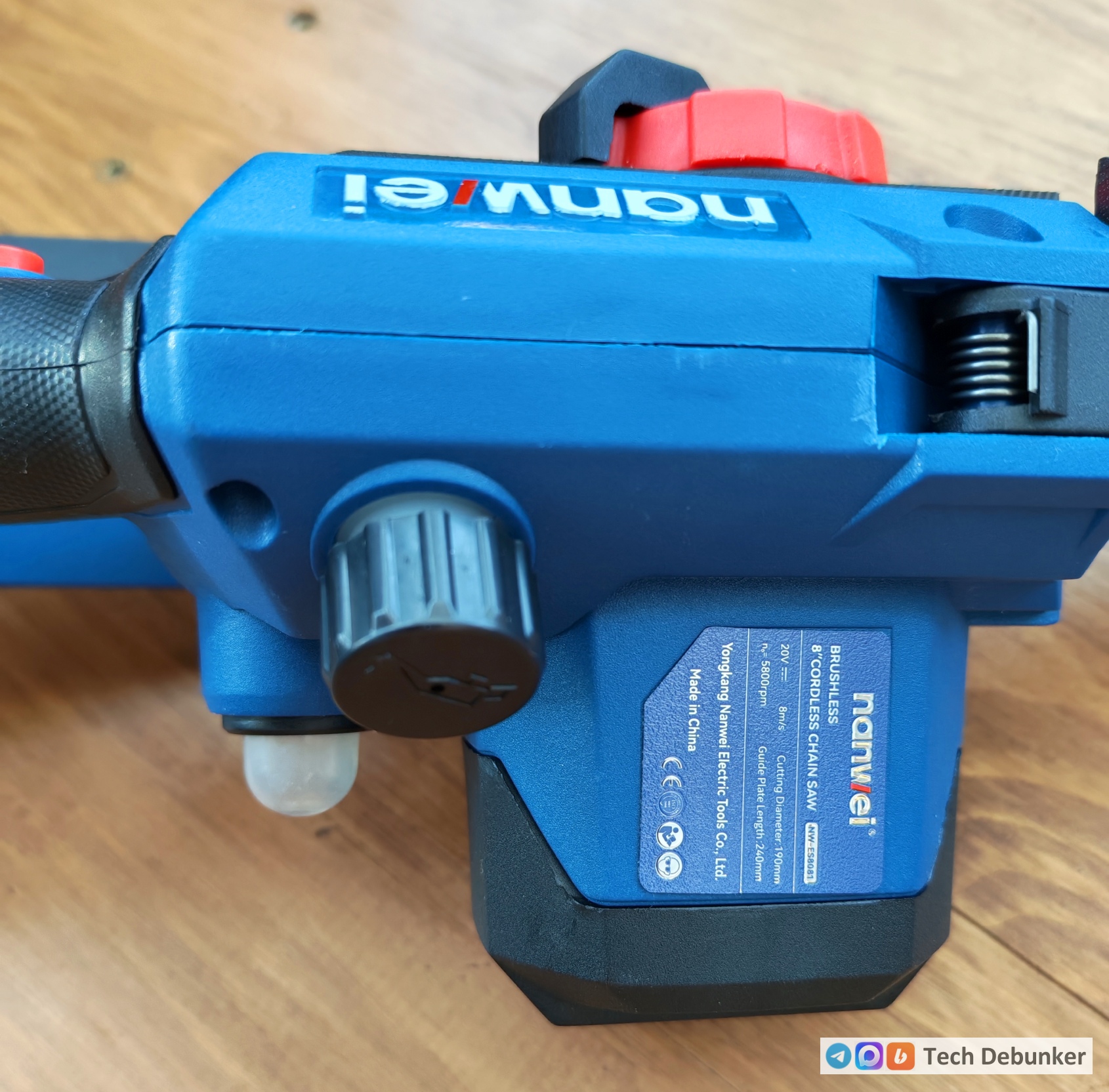 Nanwei NW-ES8081 - горловина масляного бачка и шильдик Nanwei NW-ES8081 - горловина масляного бачка и шильдик